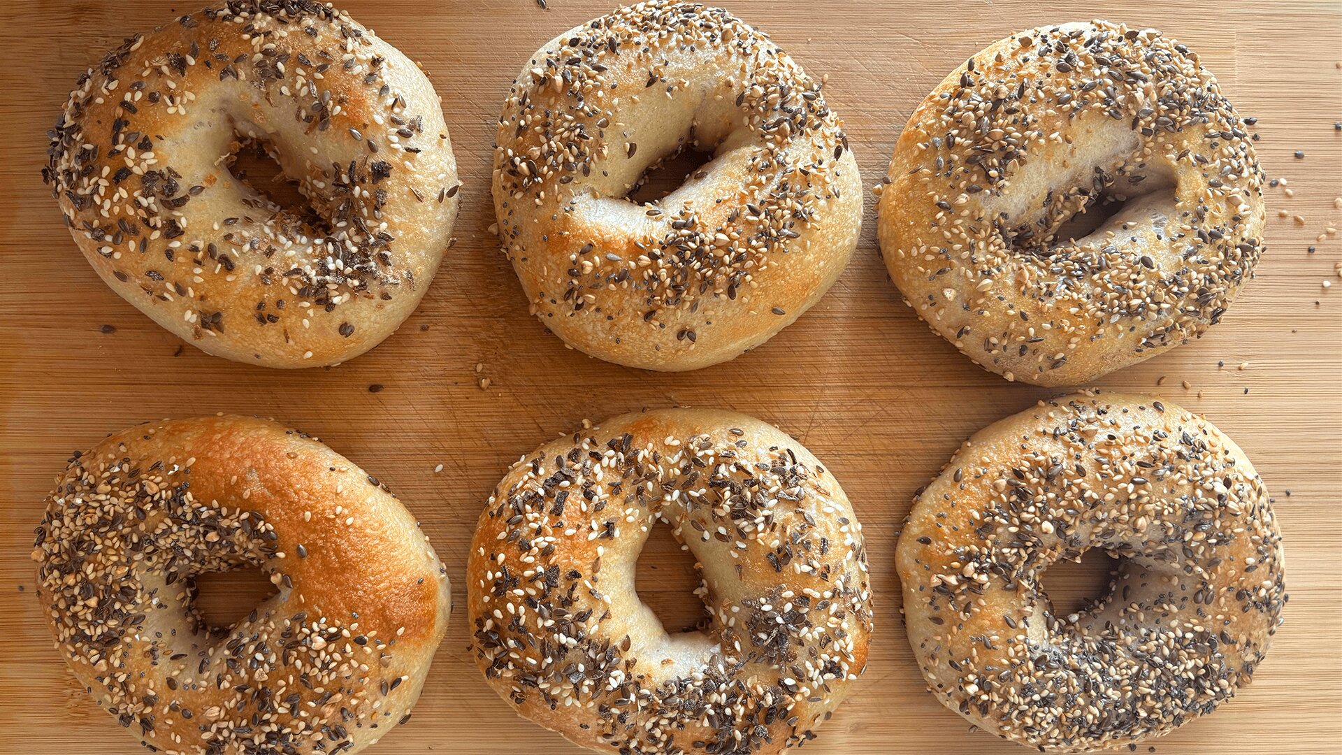 Bagel in stile New York appena sfornati su gratella