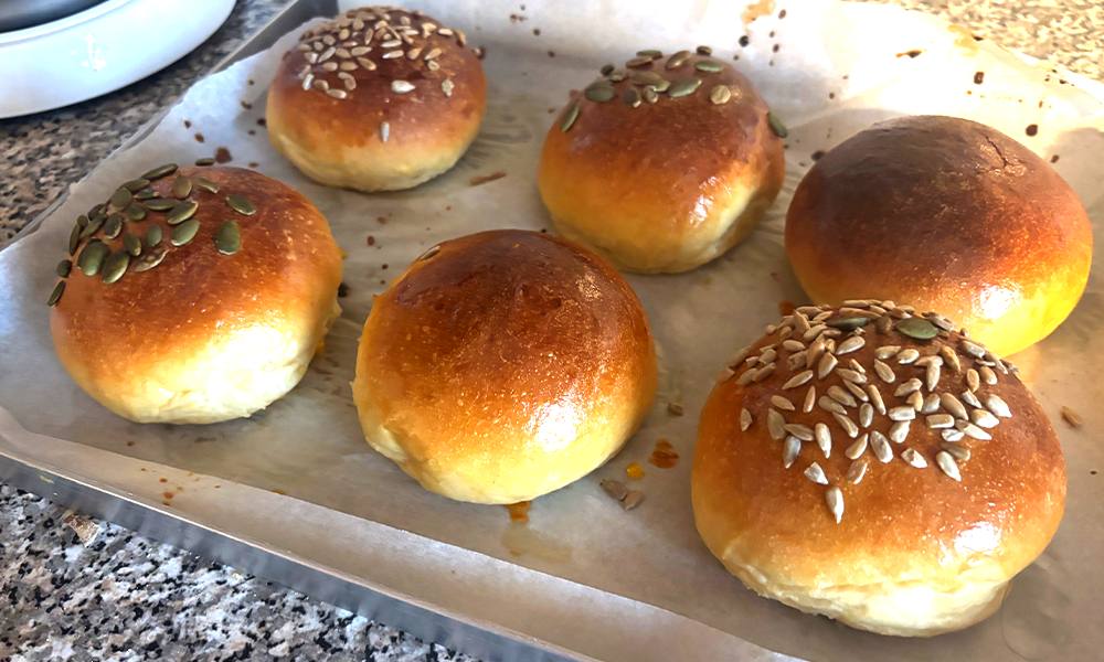 Bun brioche per hamburger appena sfornati su gratella
