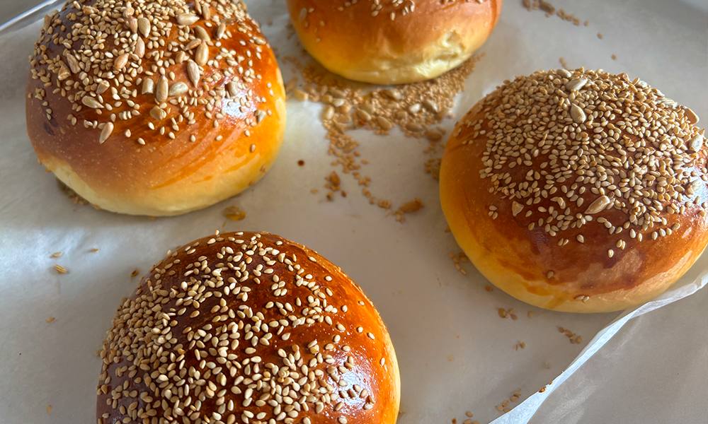 Bun brioche per hamburger appena sfornati su gratella