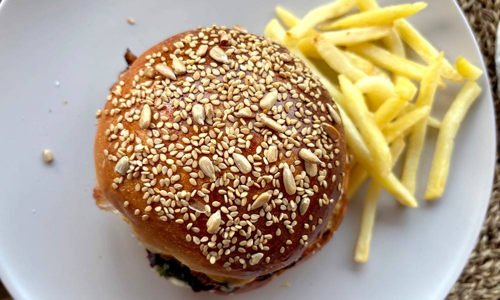 Bun brioche per hamburger appena sfornati su gratella