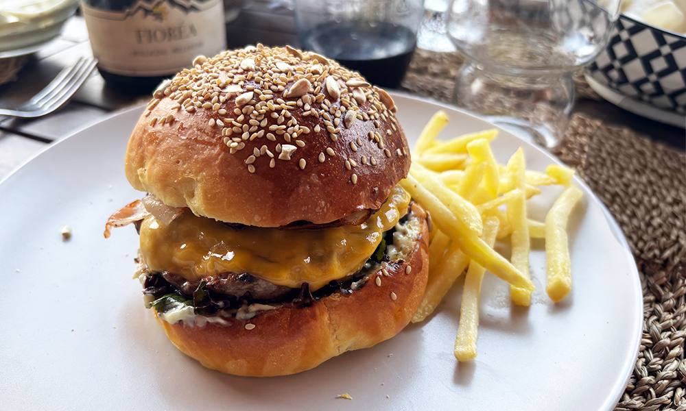 Bun brioche per hamburger appena sfornati su gratella